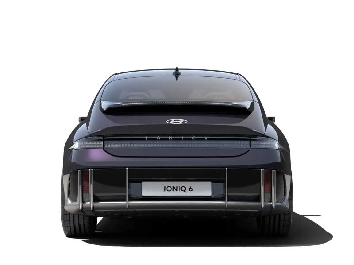 Distinctive low-profile tail.